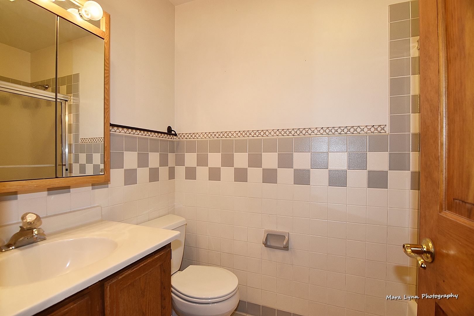 1424 Sunset Road Geneva, IL 60134 - Photo 17 of 38 a bathroom with a sink a toilet and shower