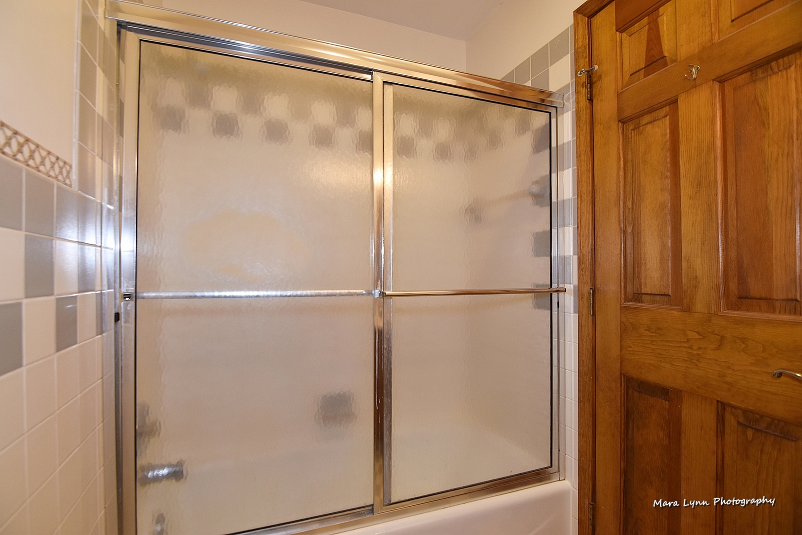 1424 Sunset Road Geneva, IL 60134 - Photo 18 of 38 a bathroom with a glass shower door