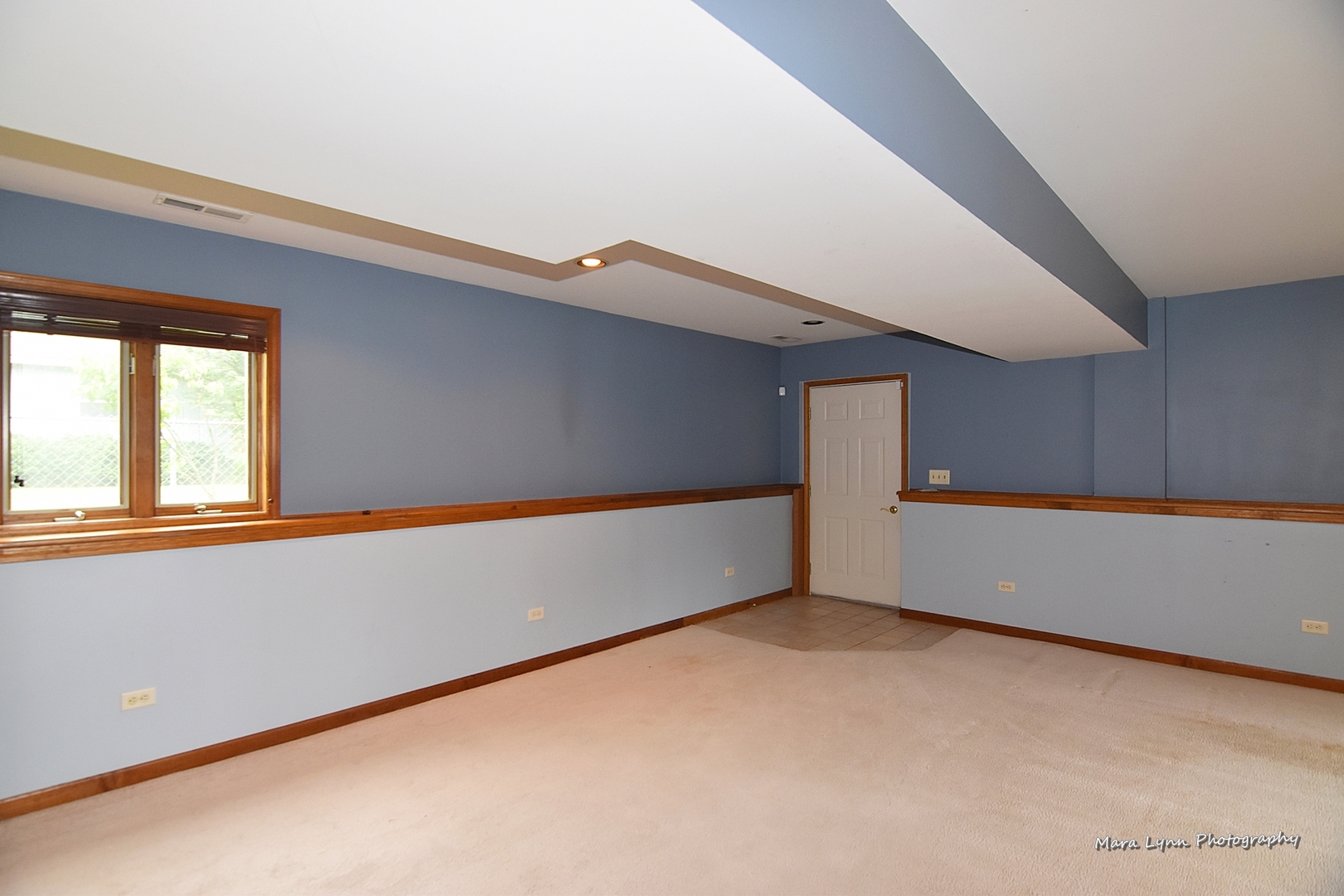 1424 Sunset Road Geneva, IL 60134 - Photo 22 of 38 a view of an empty room with windows