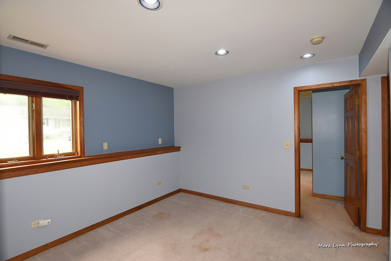 1424 Sunset Road Geneva, IL 60134 - Photo 24 of 38 a view of an empty room with a window