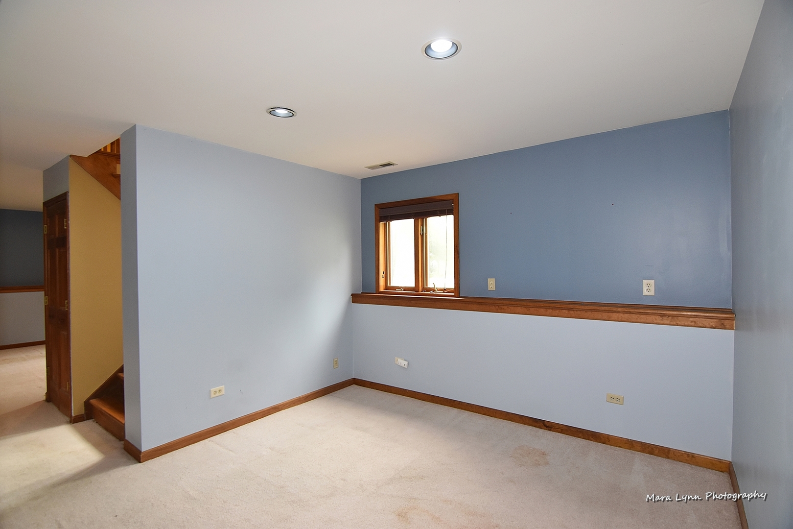 1424 Sunset Road Geneva, IL 60134 - Photo 25 of 38 a view of an empty room with a window