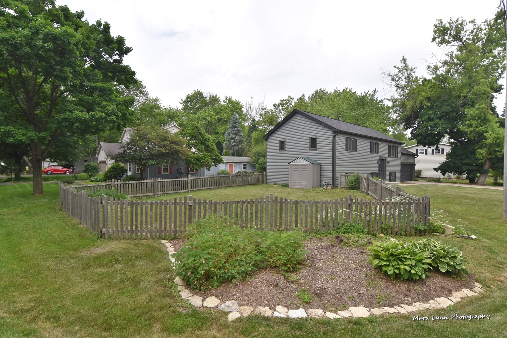 1424 Sunset Road Geneva, IL 60134 - Photo 36 of 38 a front view of a house with a garden and plants
