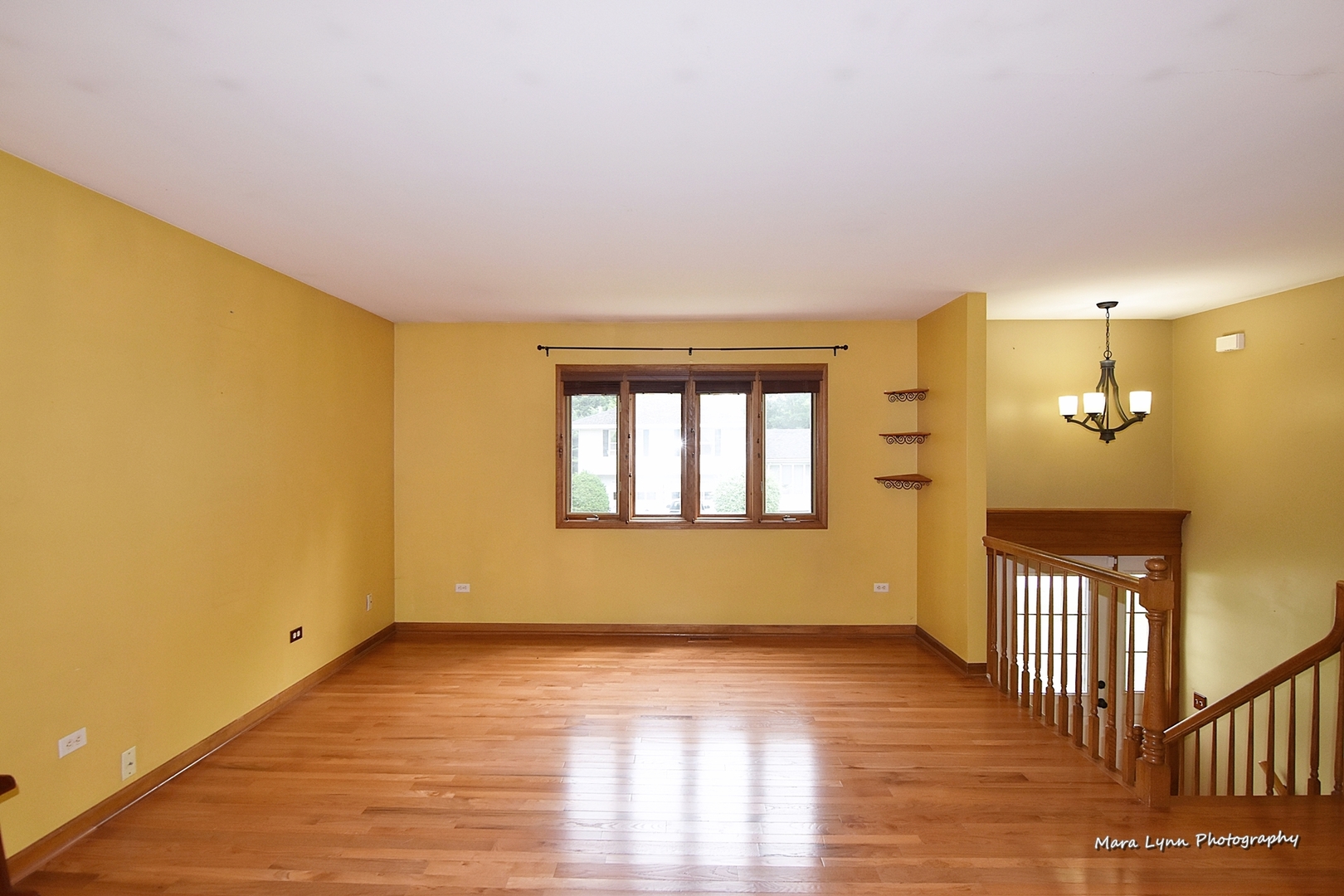 1424 Sunset Road Geneva, IL 60134 - Photo 10 of 38 a view of livingroom with wooden floor
