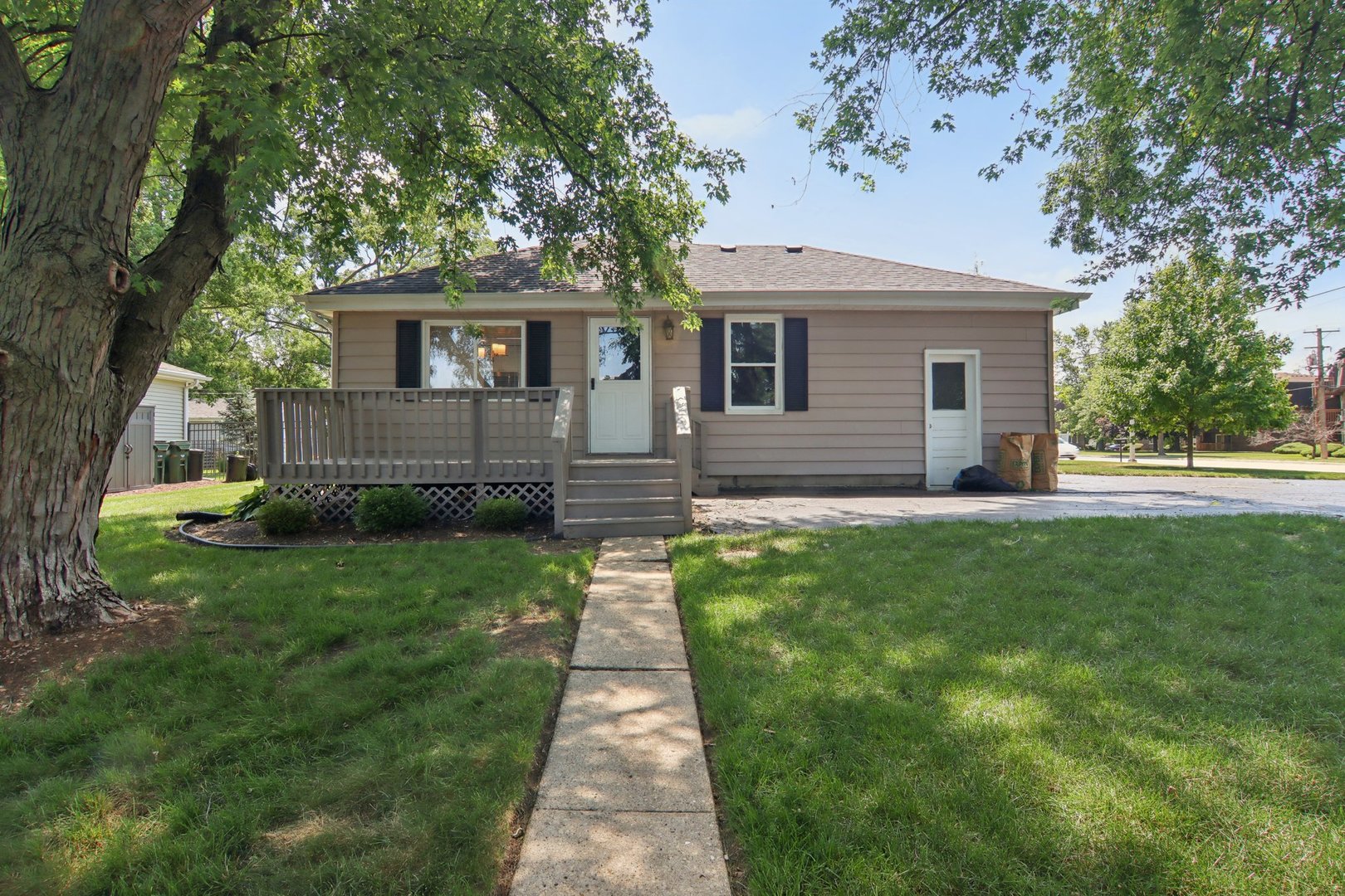 19309 Wolf Road Mokena, IL 60448 - Photo 3 of 37 a front view of a house with a garden