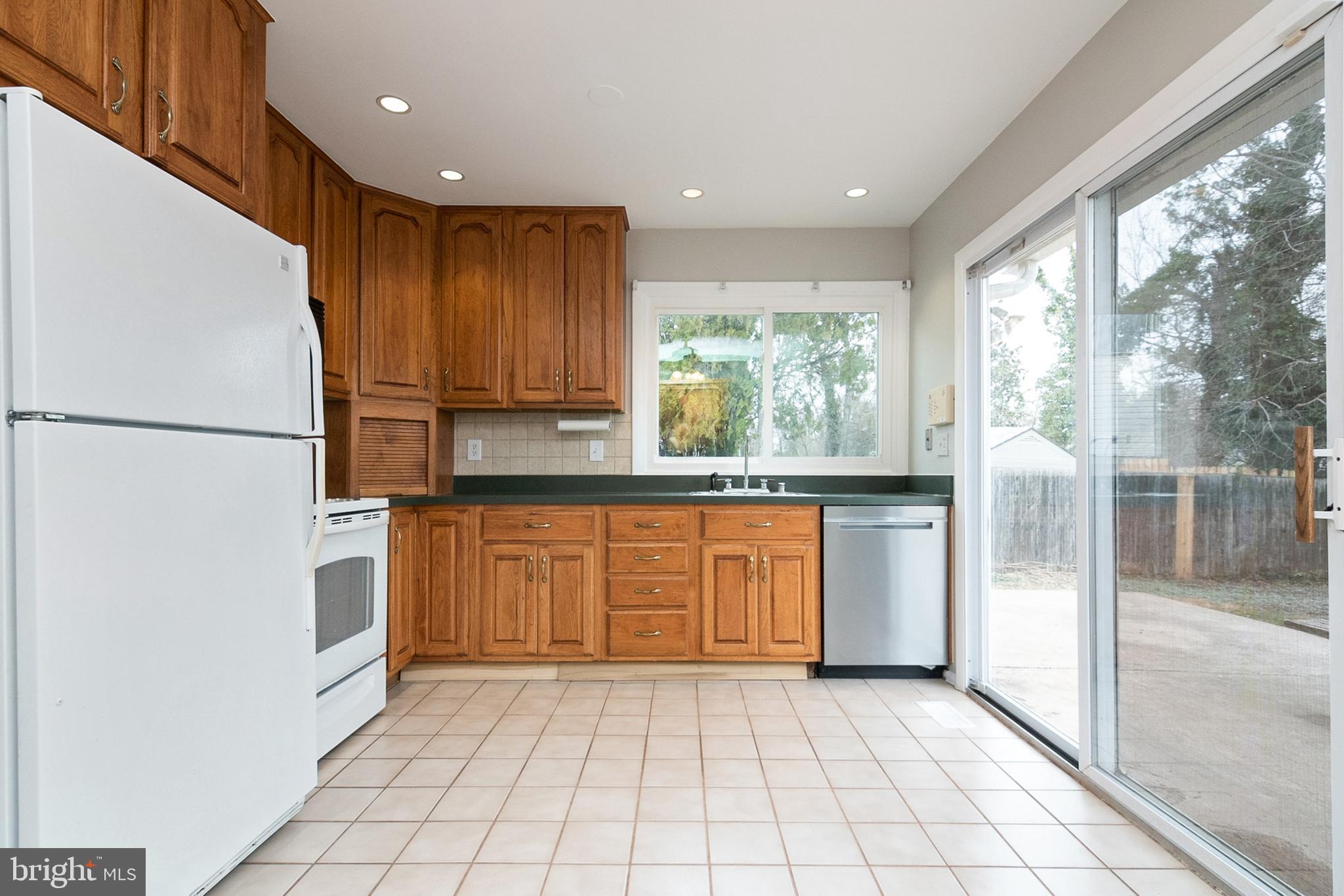 124 South Fox Road Sterling, VA 20164 - Photo 27 of 45 Kitchen