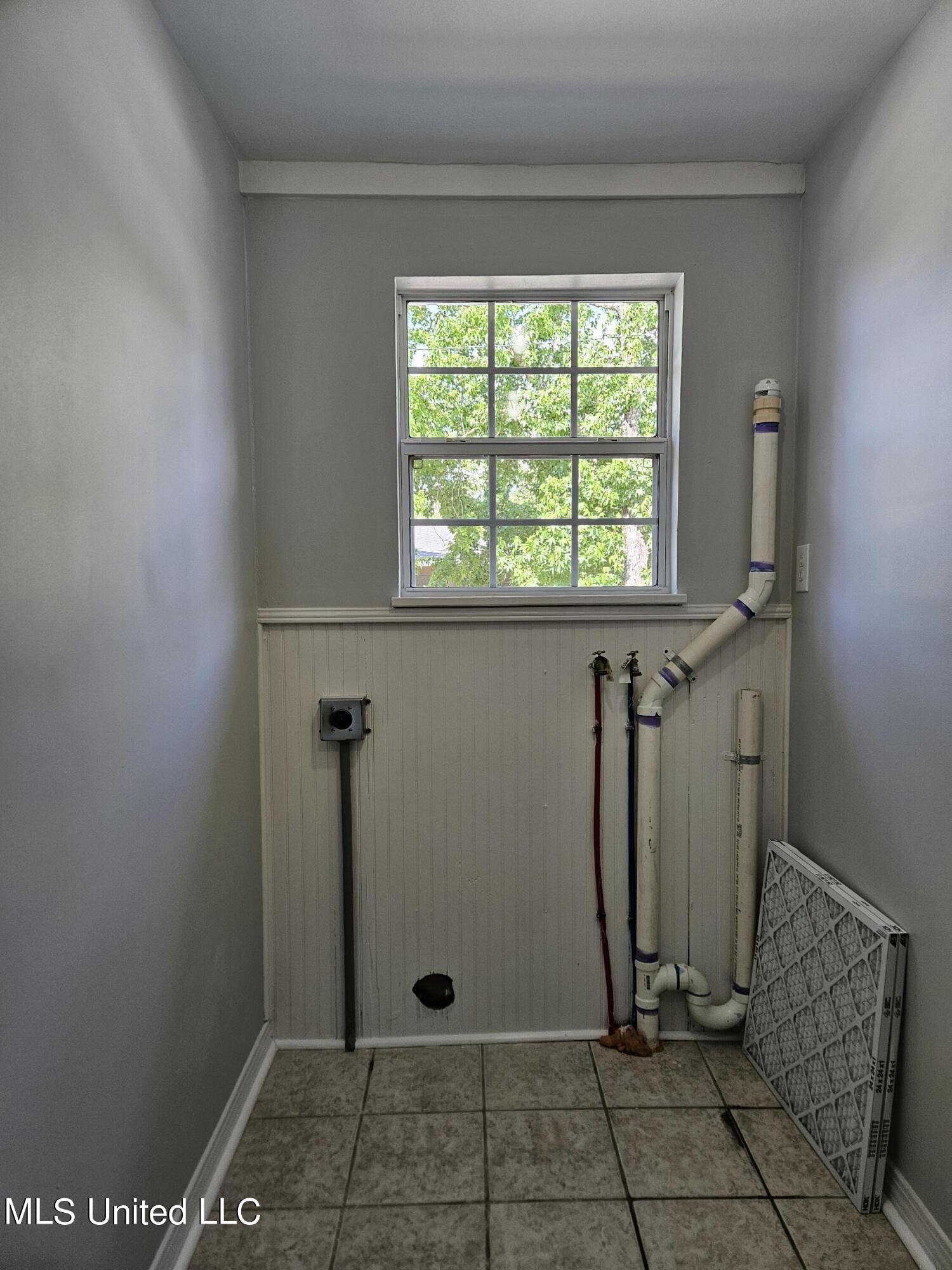 11279 South River Road Gulfport, MS 39503 - Photo 28 of 38 Laundry room v2