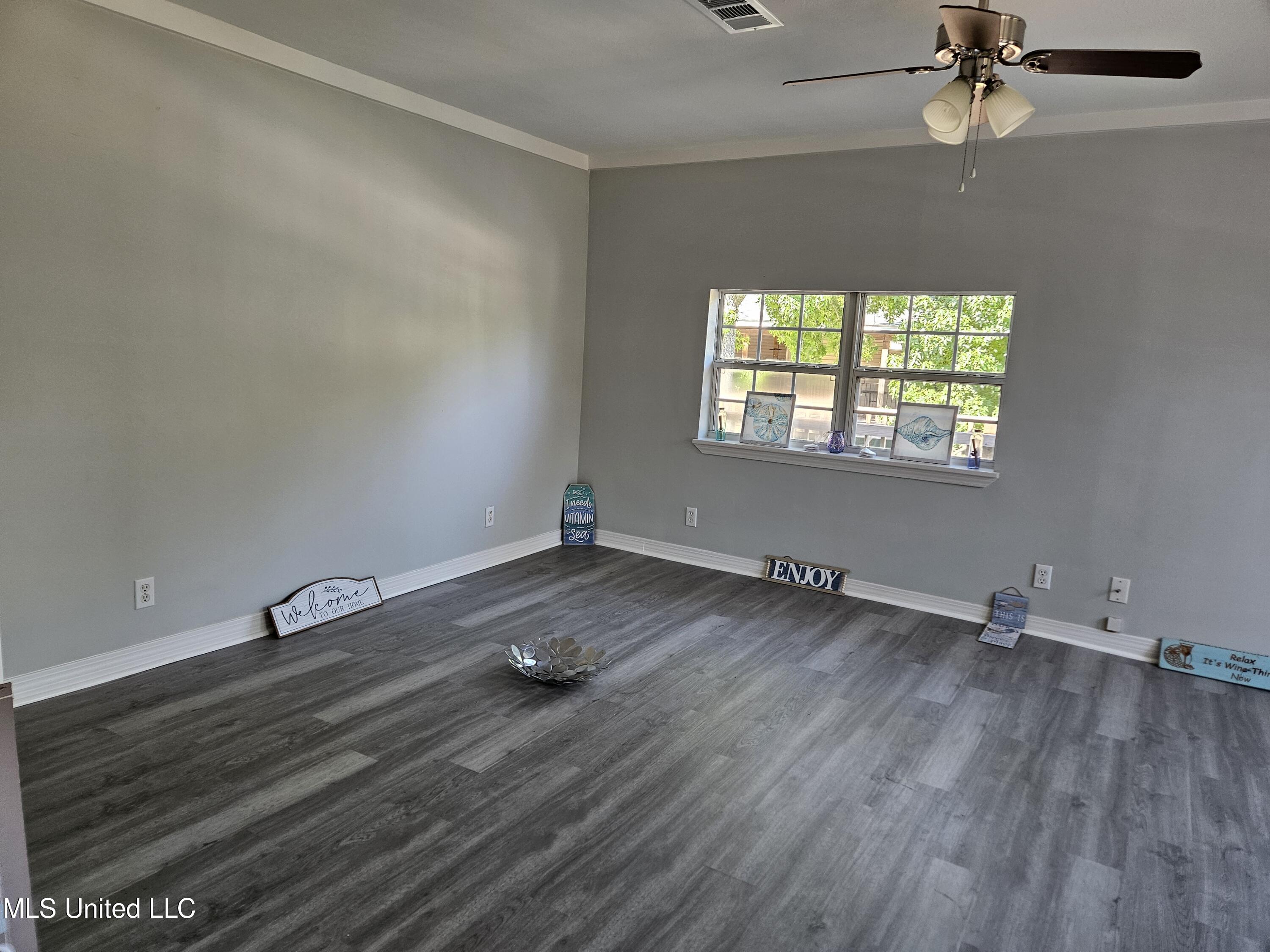 11279 South River Road Gulfport, MS 39503 - Photo 3 of 38 Living room v11