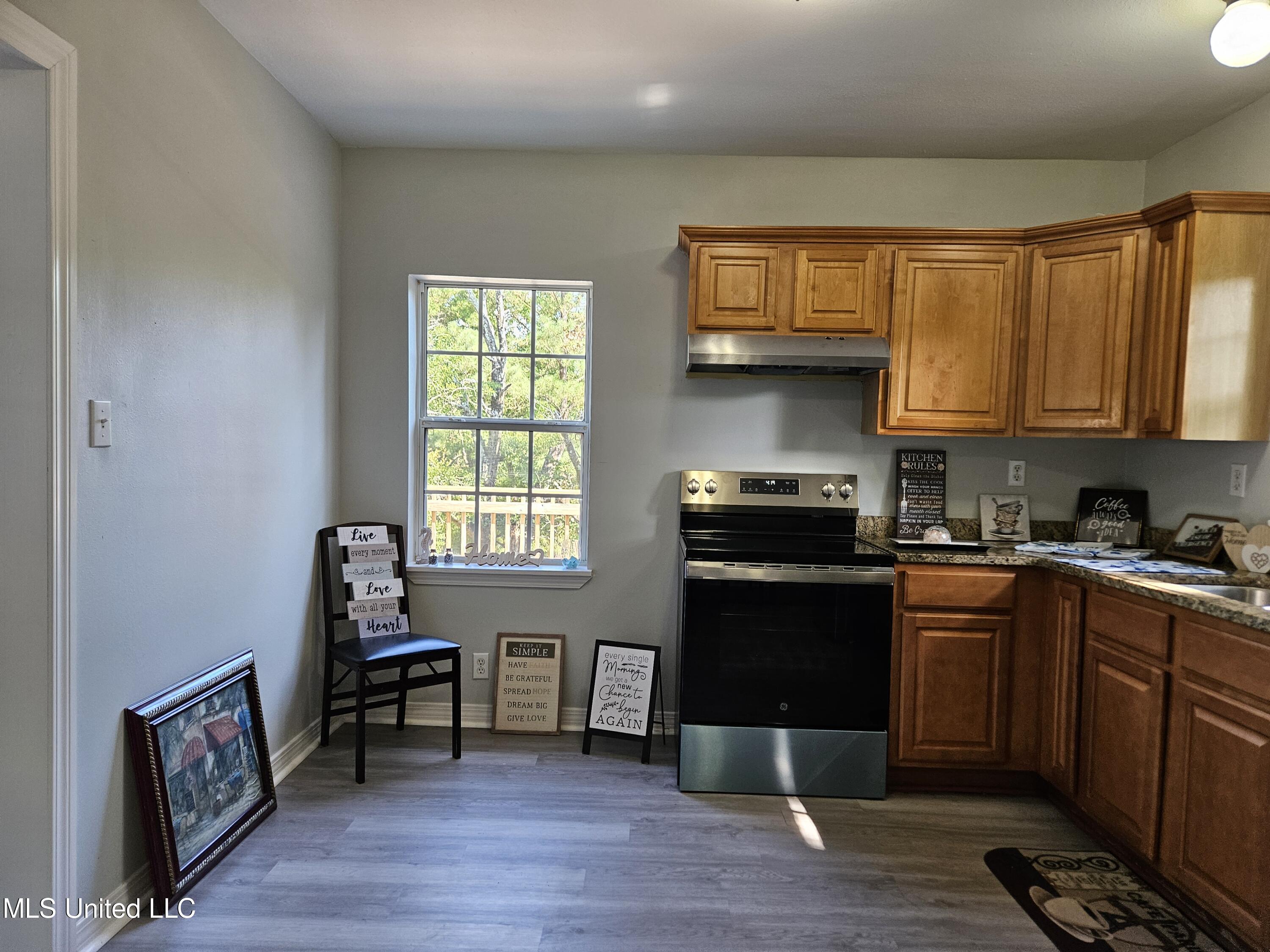 11279 South River Road Gulfport, MS 39503 - Photo 10 of 38 Kitchen w appl v5