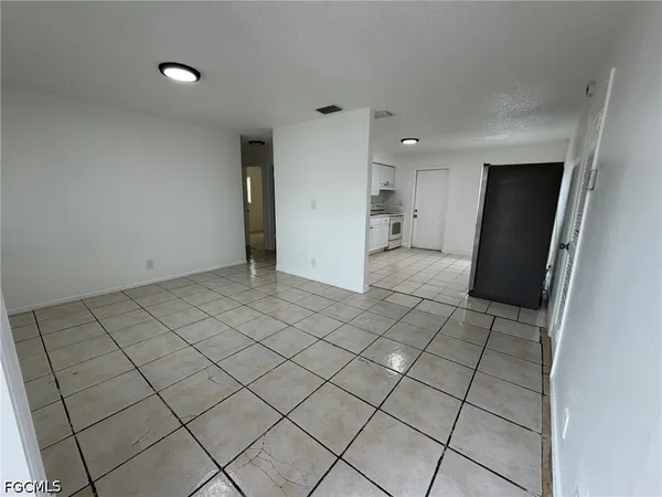 $1,400 | 5413-5427 Third Avenue, Unit 5421, Fort Myers, FL 33907