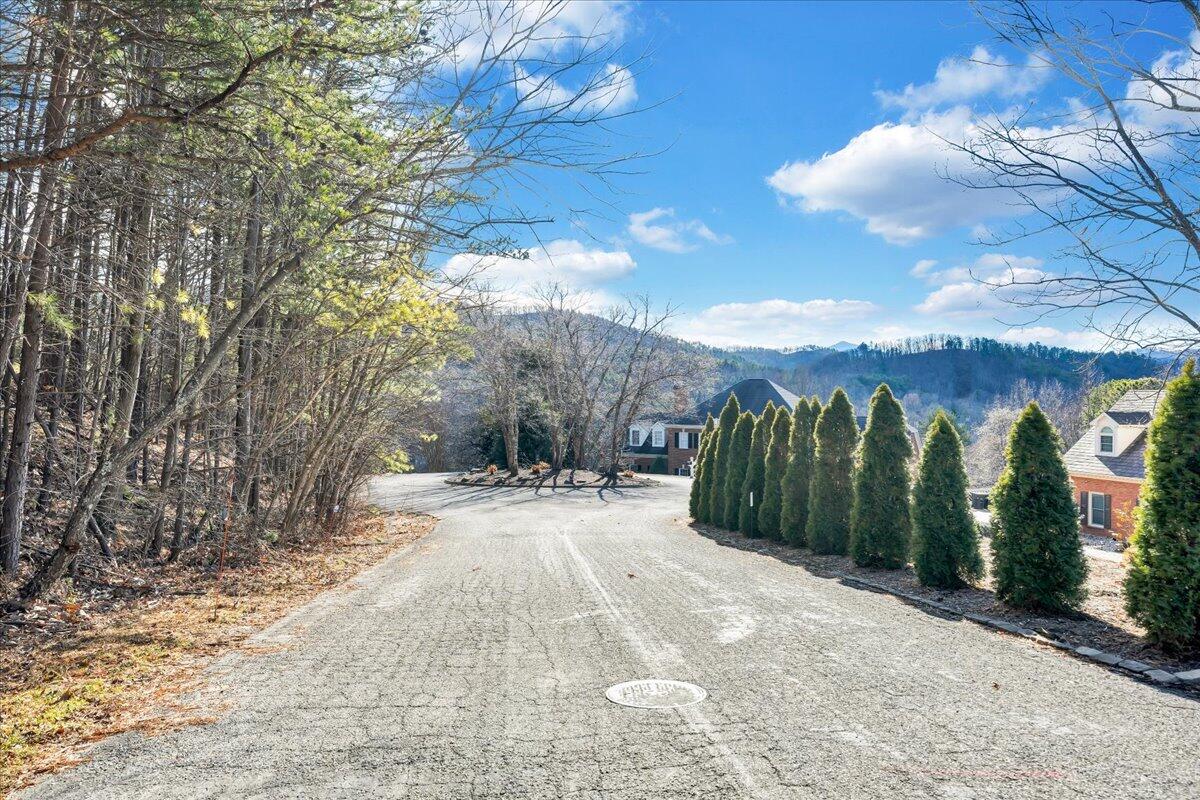 5316 Fox Den Road Roanoke, VA 24018 - Photo 2 of 28 02-MIB00204