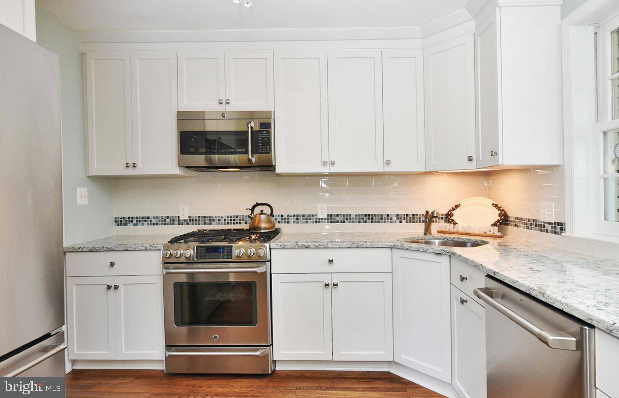 4515 Sleaford Road Bethesda, MD 20814 - Photo 14 of 47 5-Burner Gas Stove and Convection Microwave Oven