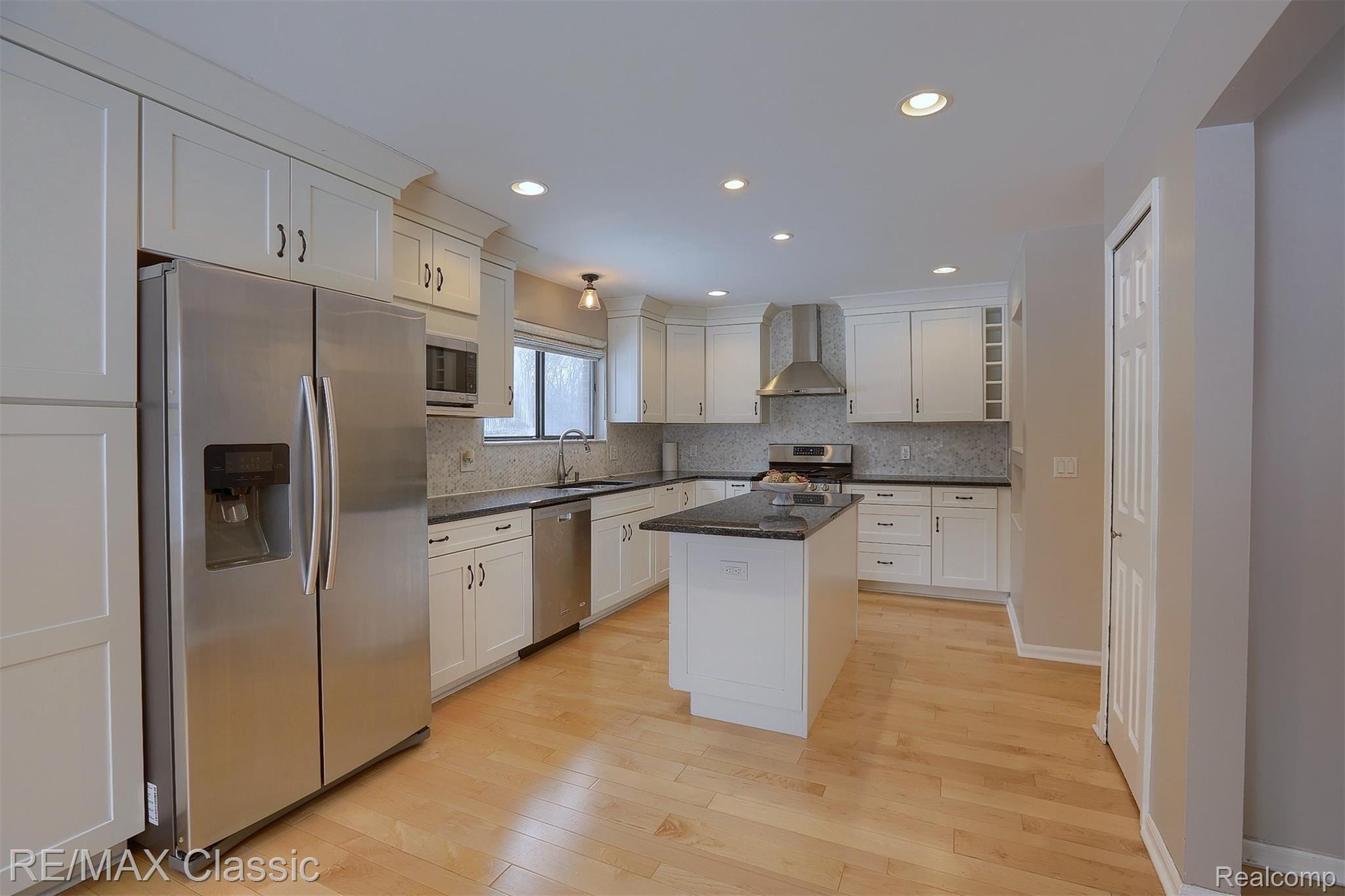 695 Plum Ridge Drive Rochester, MI 48309 - Photo 22 of 38 Kitchen (2).jpg