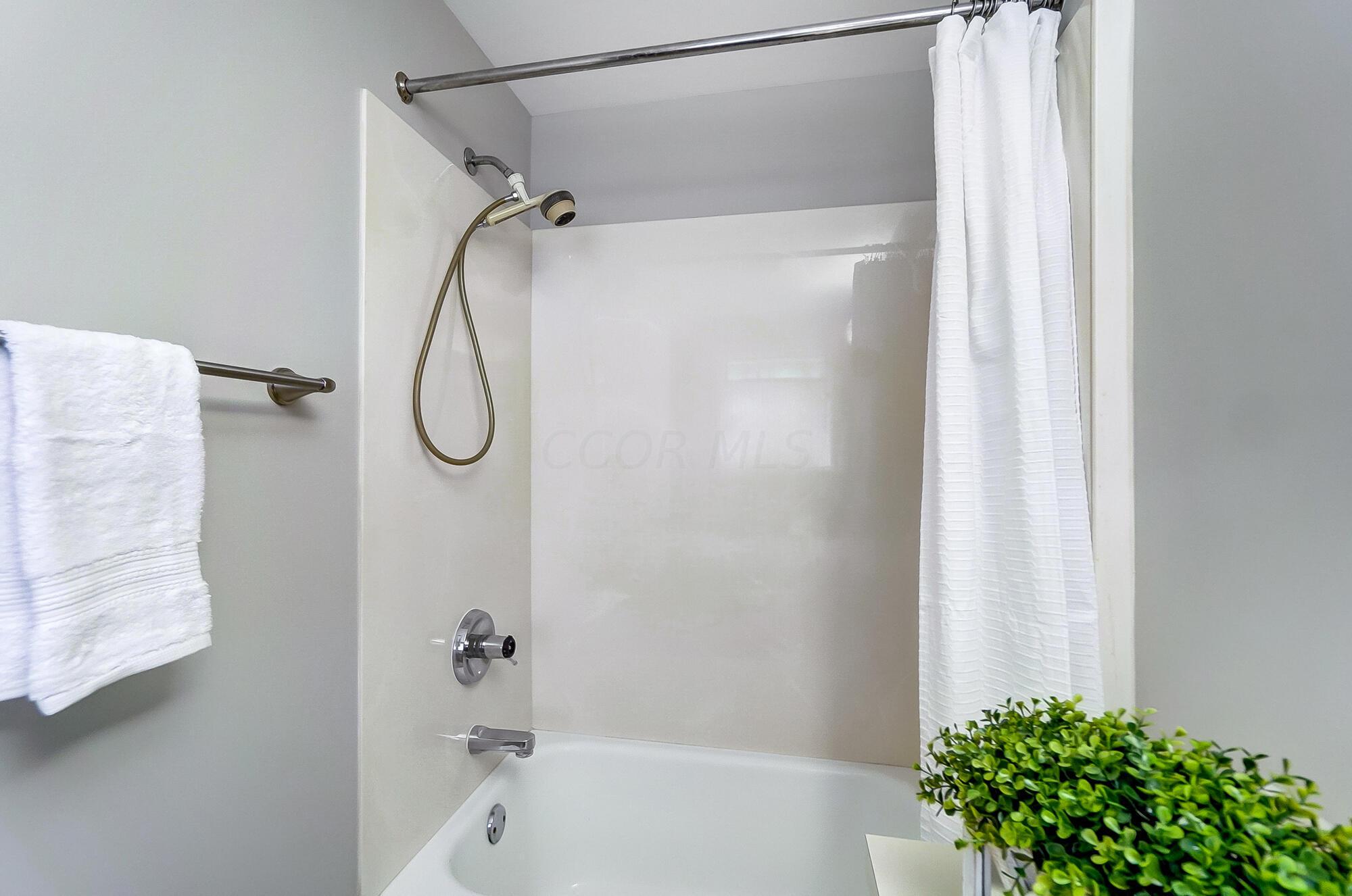 3088 Brandon Road Columbus, OH 43221 - Photo 25 of 63 Tub/Shower