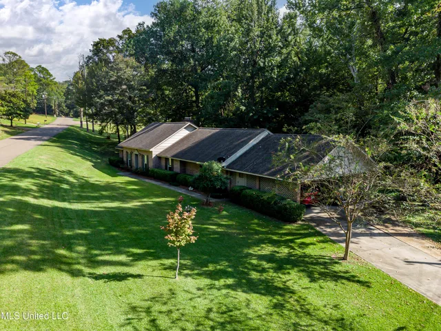 $235,000 | 2030 East Sunset Drive, Yazoo City, MS 39194