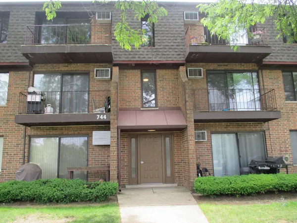 $200,000 | 744 Briar Hill Lane, Unit 4, Addison, IL 60101
