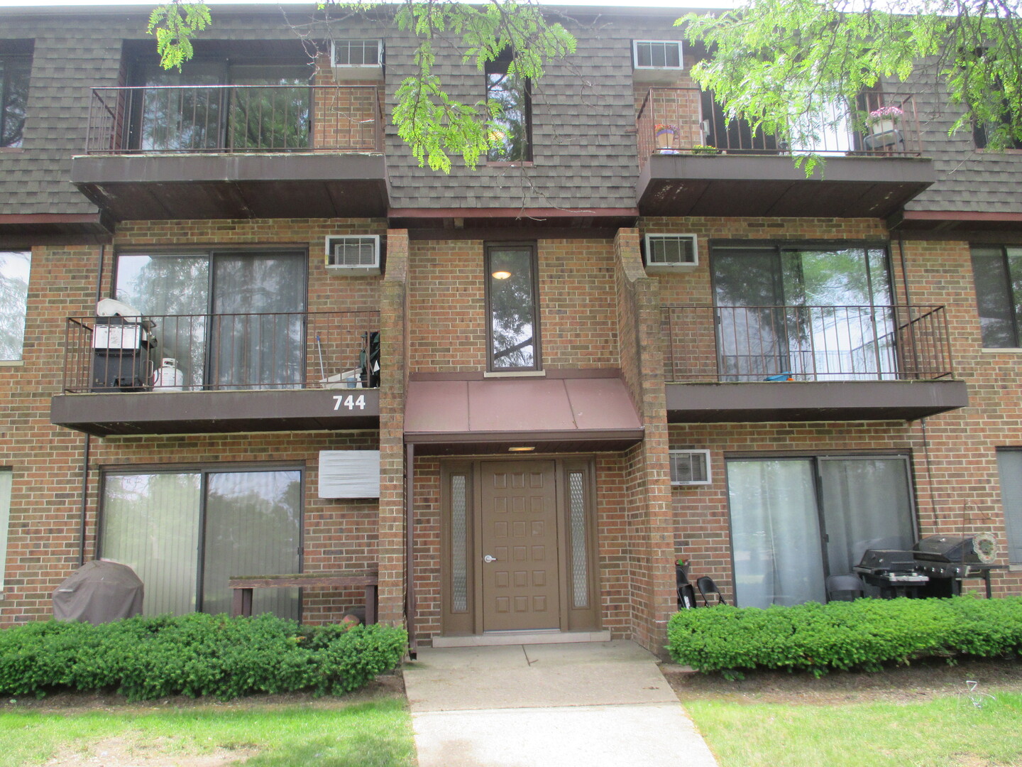 744 Briar Hill Lane, Unit 4 Addison, IL 60101 - Photo 1 of 22