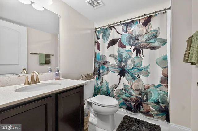 a view of a house with backyard and porch