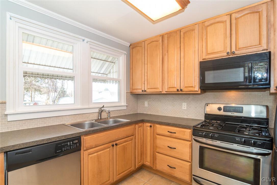 408 Willow Road Hellertown, PA 18055 - Photo 5 of 21 Gallery Image 5