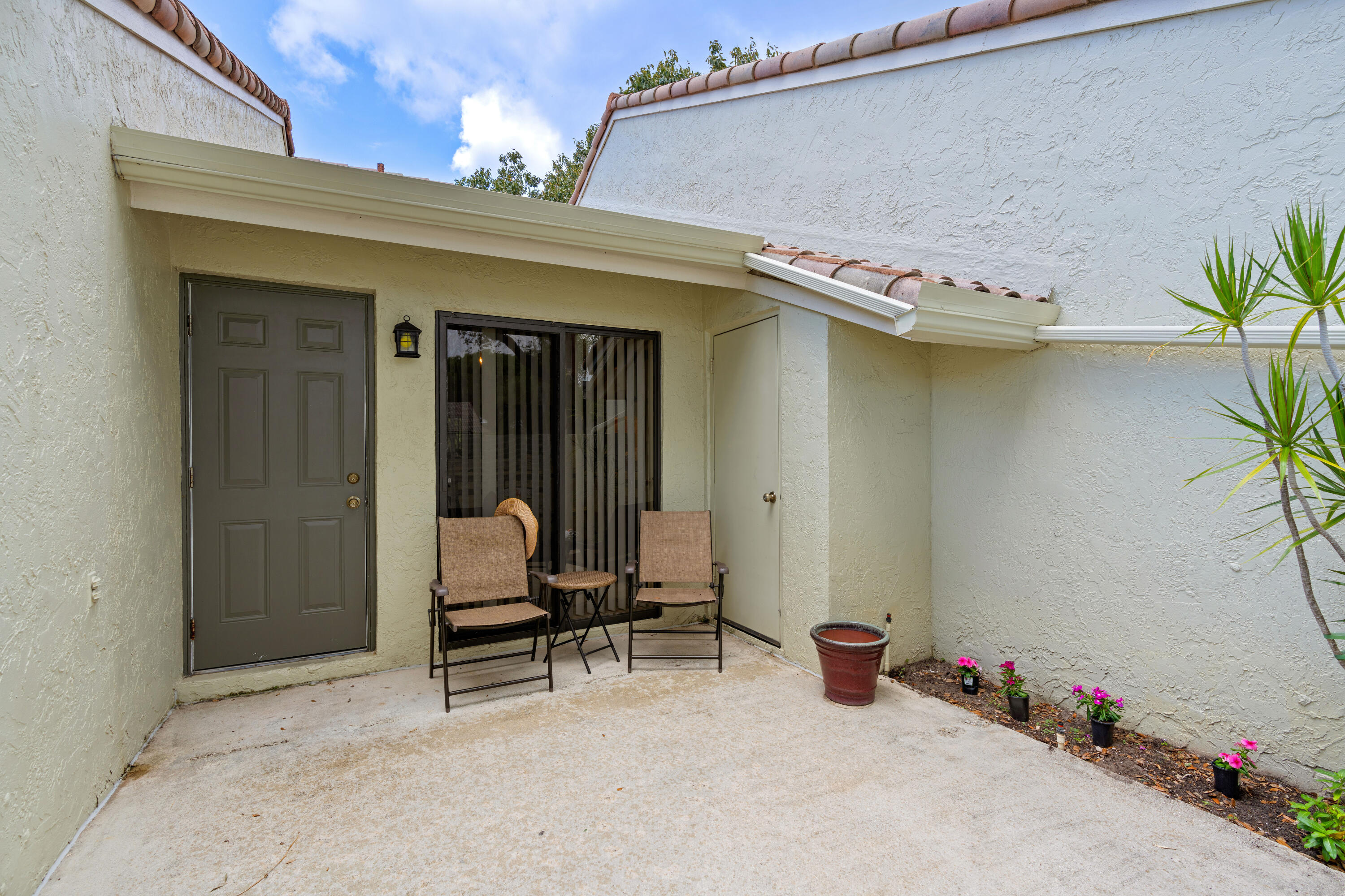 496 Hardwood Place Boca Raton, FL 33431 - Photo 17 of 30 Sideyard