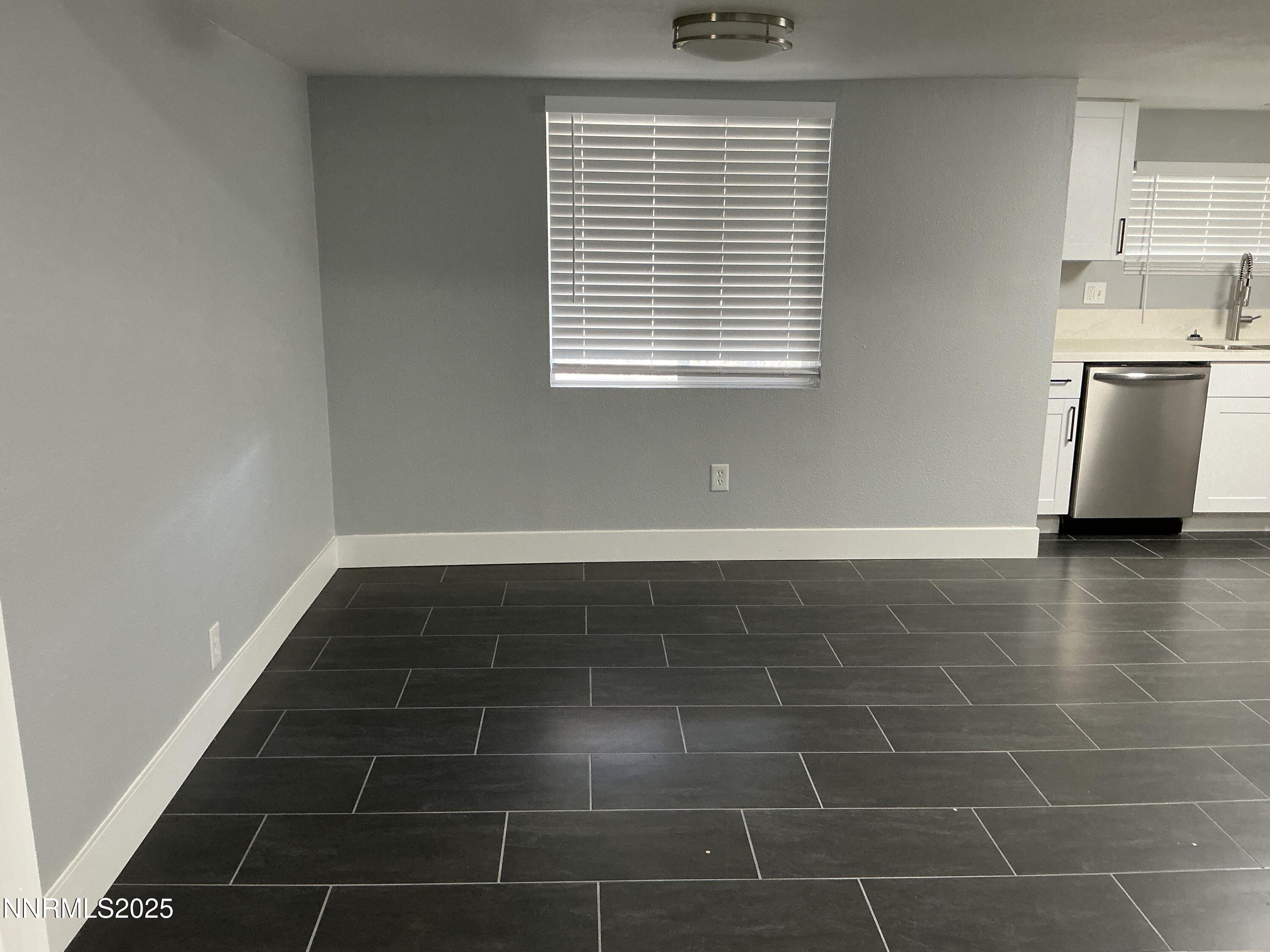 905 Mauldin Lane Reno, NV 89502 - Photo 4 of 21 a bathroom with a bathtub and a window