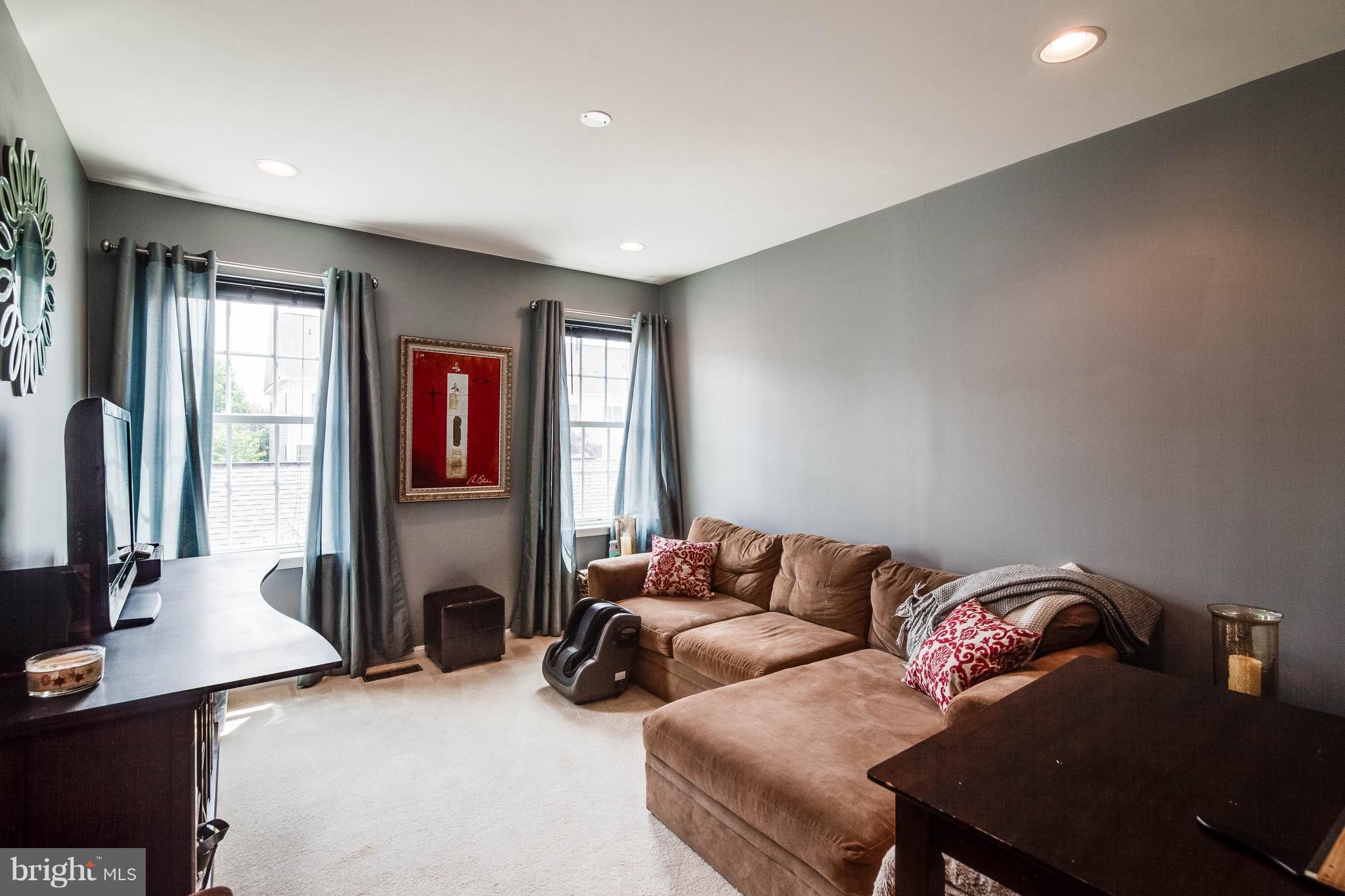 22960 Fanshaw Square Ashburn, VA 20148 - Photo 22 of 30 a living room with furniture and a flat screen tv