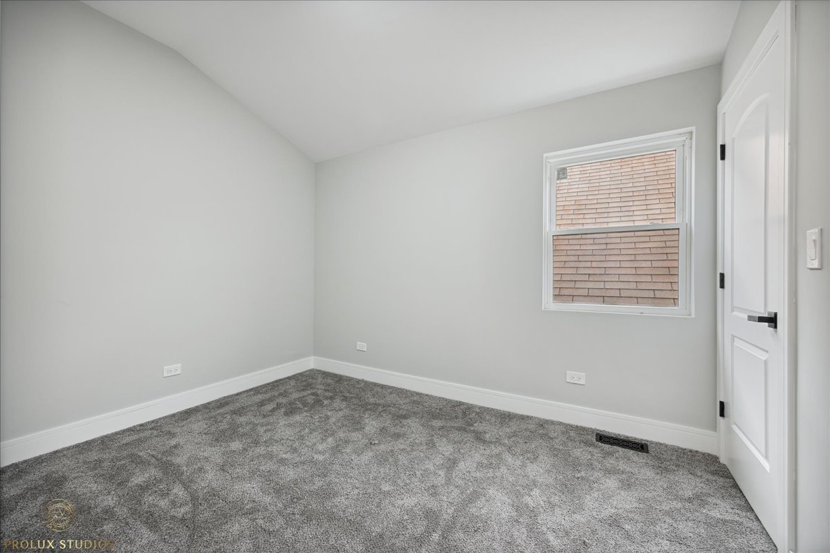 6637 South Marquette Road Chicago, IL 60637 - Photo 20 of 22 an empty room with a window