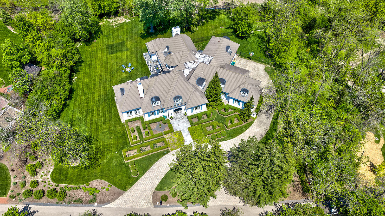 245 Maple Row Northfield, IL 60093 - Photo 5 of 44