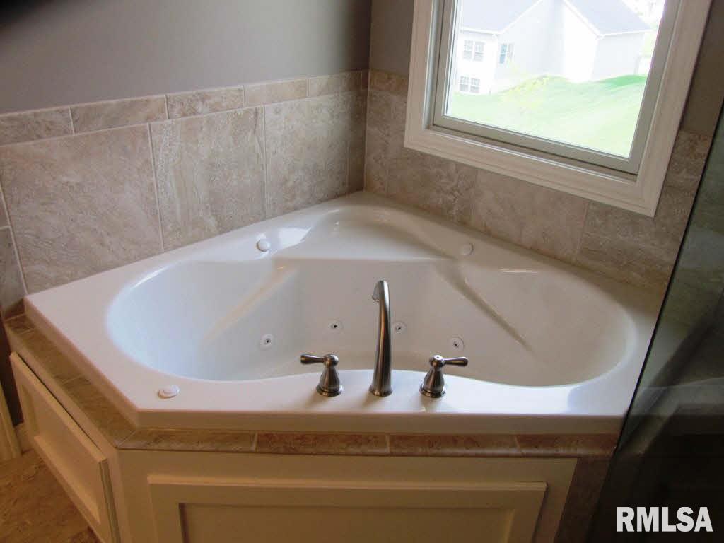 5872 Emily Road Bettendorf, IA 52722 - Photo 12 of 13 Gallery Image 12