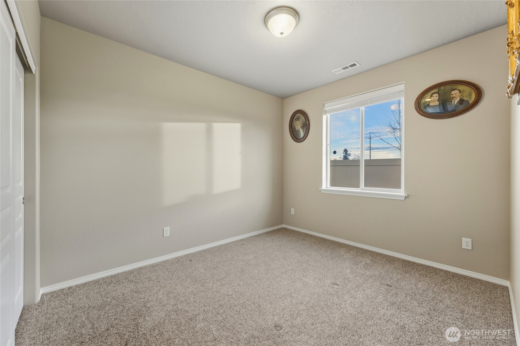 1397 Caprio Loop Walla Walla, WA 99362 - Photo 14 of 40 an empty room with a window