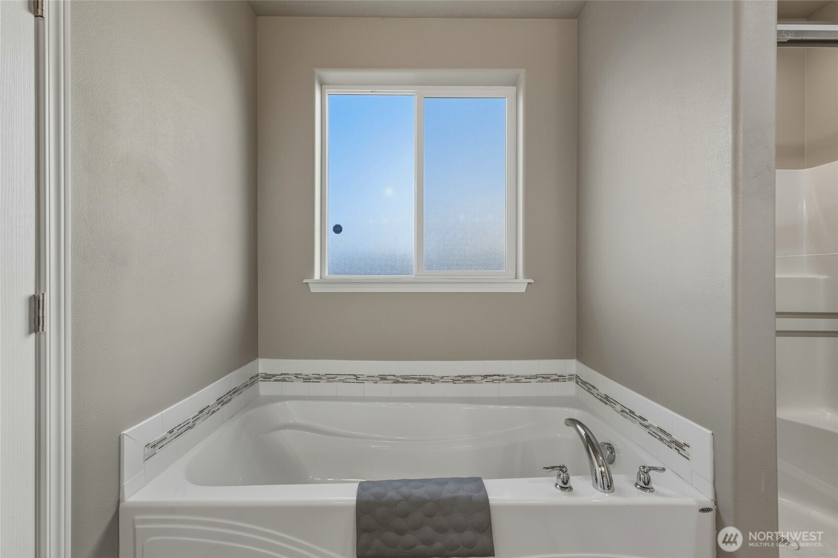 1397 Caprio Loop Walla Walla, WA 99362 - Photo 32 of 40 a bathroom with a tub