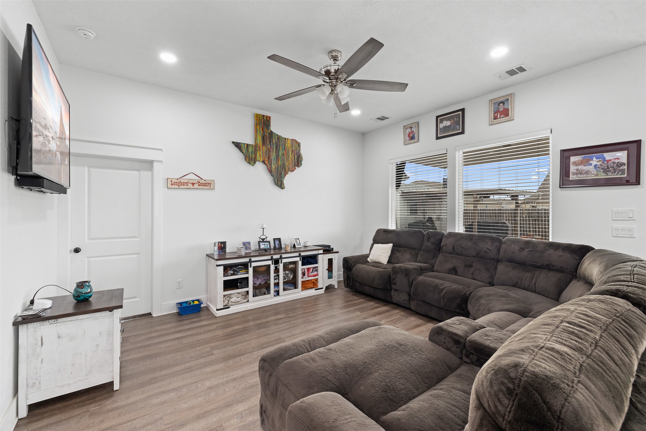 149 Windmill Road Somerville, TX 77879 - Photo 21 of 31 a living room with furniture and a flat screen tv
