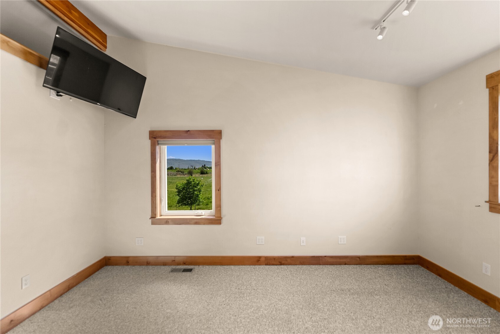 23 George Road Omak, WA 98841 - Photo 28 of 40 an empty room with windows