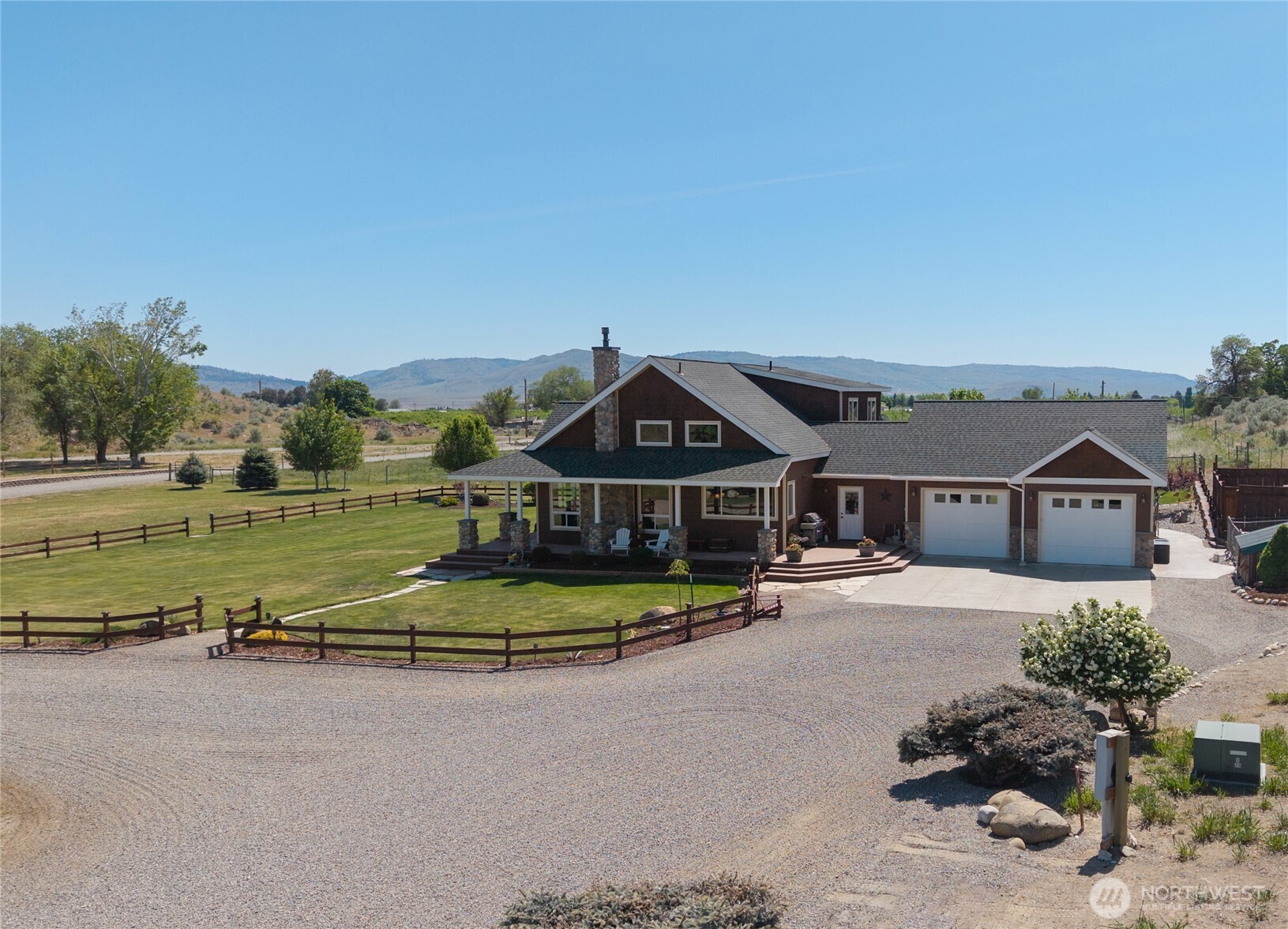 23 George Road Omak, WA 98841 - Photo 4 of 40 front view of a house with a yard