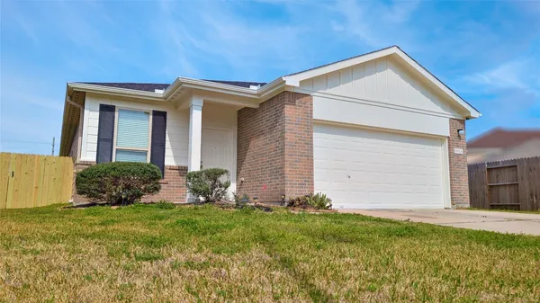 a front view of house with yard