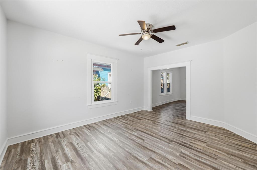 526 South Clinton Avenue Dallas, TX 75208 - Photo 18 of 25 a view of empty room with wooden floor and window