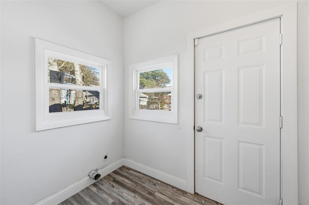526 South Clinton Avenue Dallas, TX 75208 - Photo 8 of 25 a view of small space with wooden floor and windows