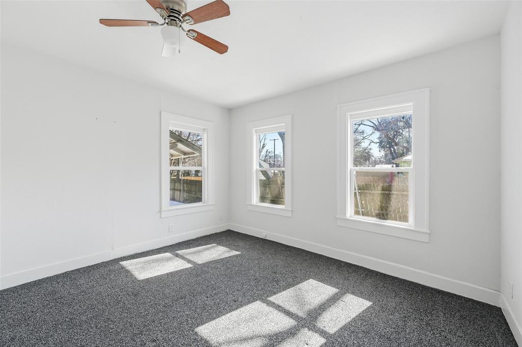 526 South Clinton Avenue Dallas, TX 75208 - Photo 10 of 25 a view of an empty room with a window