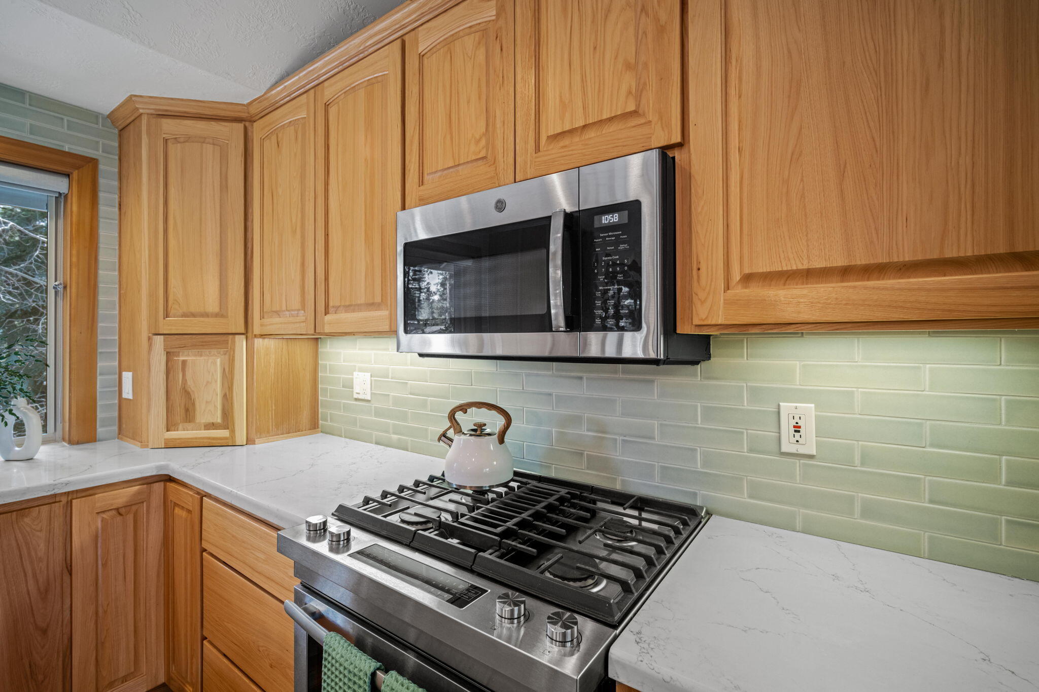 17948 Shadow Lane, Unit 7 Sunriver, OR 97707 - Photo 29 of 92 a kitchen with granite countertop a stove and a sink