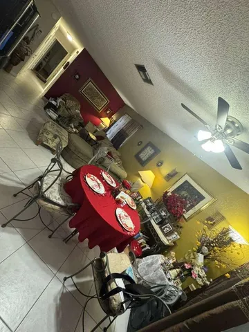 a room with lots of flowers and lots of different kinds of flowers