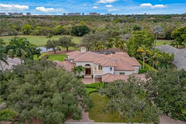 an aerial view of a house with outdoor space and lake view