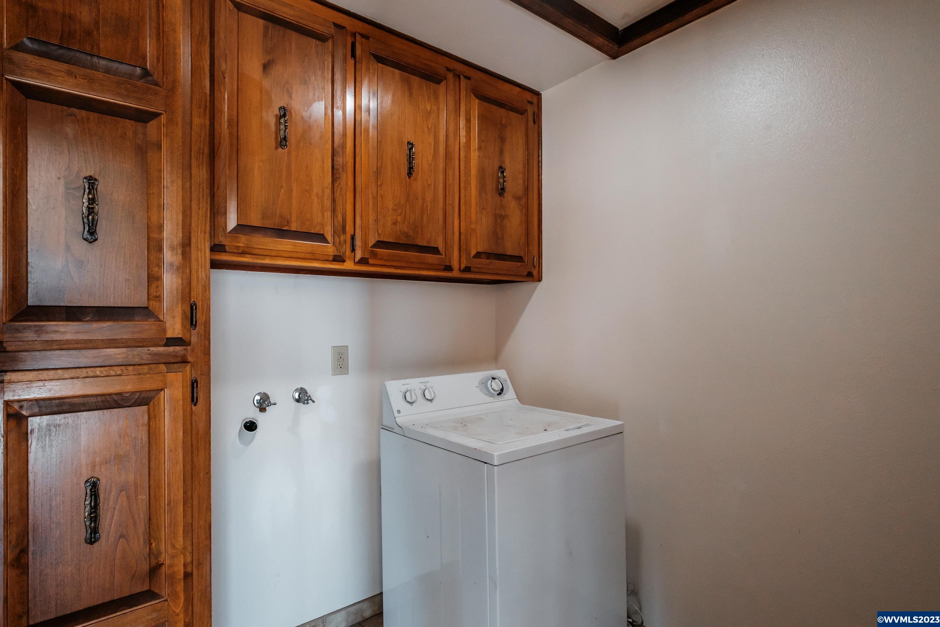 8588 Skyline Road South Salem, OR 97306 - Photo 16 of 42 a utility room with dryer and washer