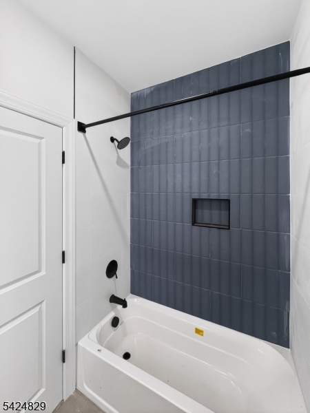 262 Hunterdon Street, Unit 1 Newark, NJ 07103 - Photo 27 of 31 a bathroom with a bathtub and a shower