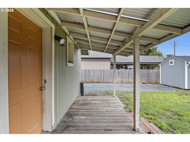 a view of a backyard