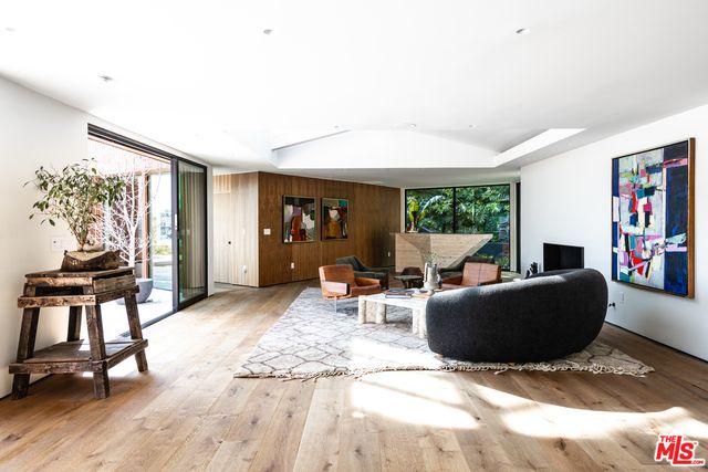 $6,250,000 | 1883 Rising Glen Road, Los Angeles, CA 90069