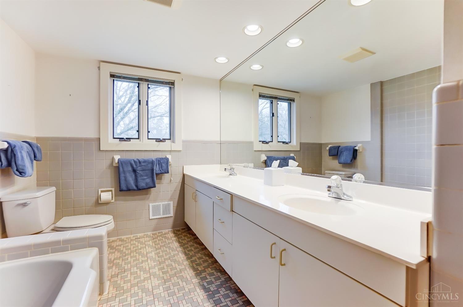 225 Compton Ridge Drive Wyoming, OH 45215 - Photo 15 of 28 Gallery Image 15