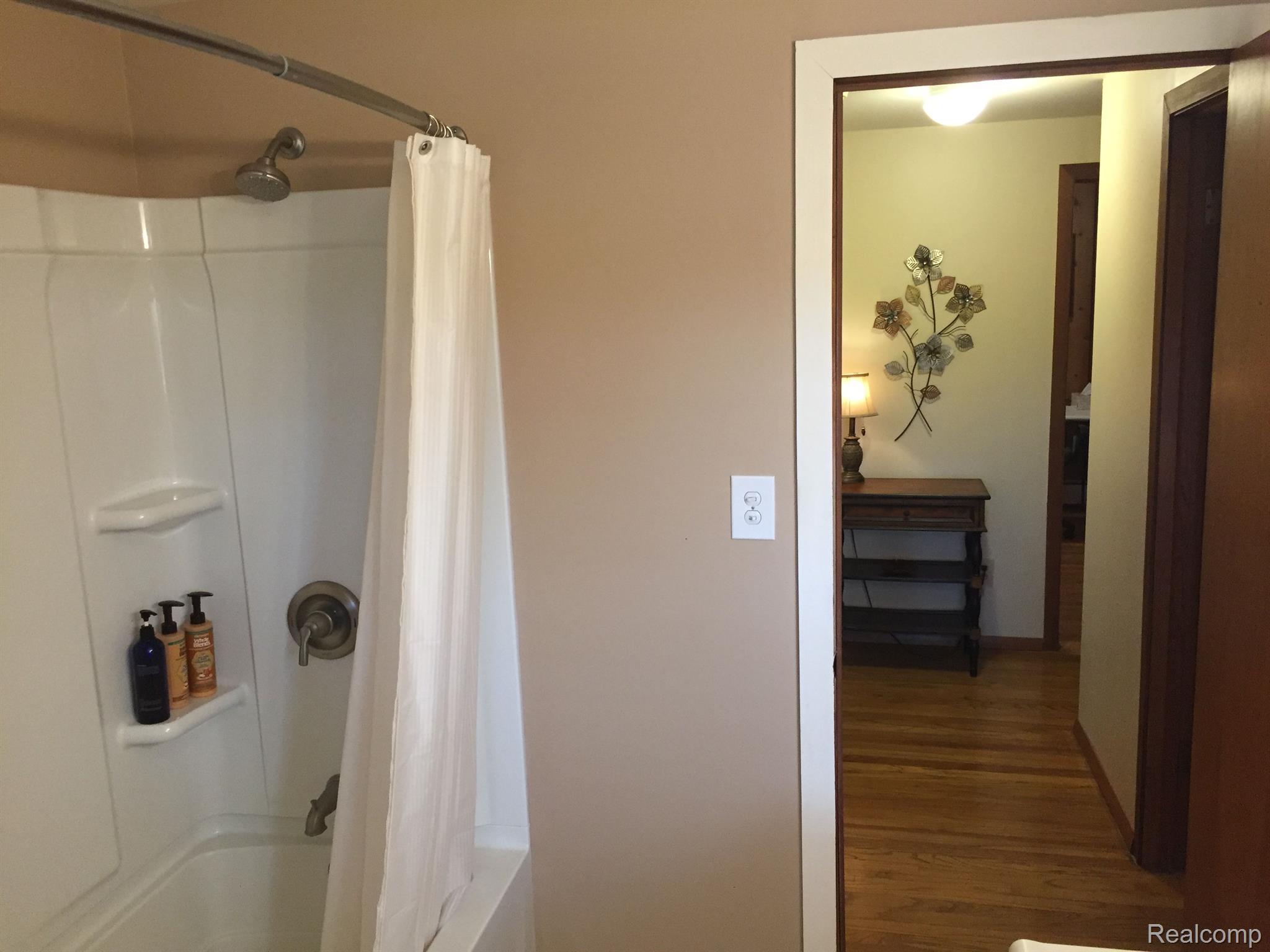 5657 Cribbins Road Avoca, MI 48006 - Photo 29 of 66 Main bath tub/shower