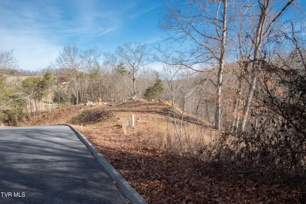 $179,000 | 101 Pointe Drive, Unit 2, Piney Flats, TN 37686