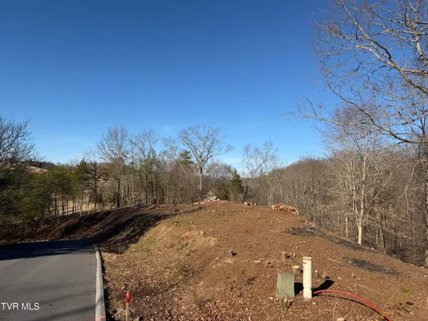 $179,000 | 101 Pointe Drive, Unit 2, Piney Flats, TN 37686