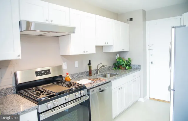 $1,950 | 10500 Rockville Pike, Unit 914, Rockville, MD 20852