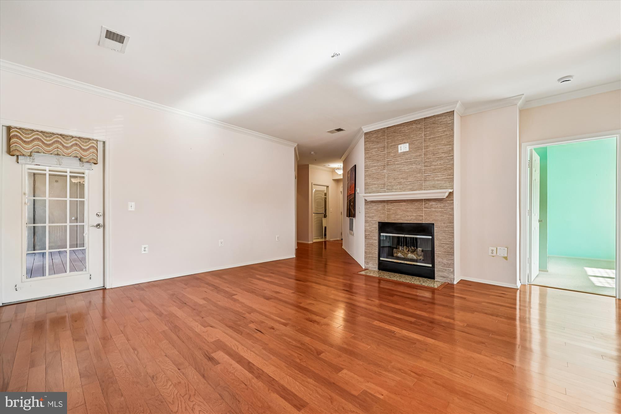 11800 Old Georgetown Road, Unit 1422 North Bethesda, MD 20852 - Photo 5 of 38 Living Room